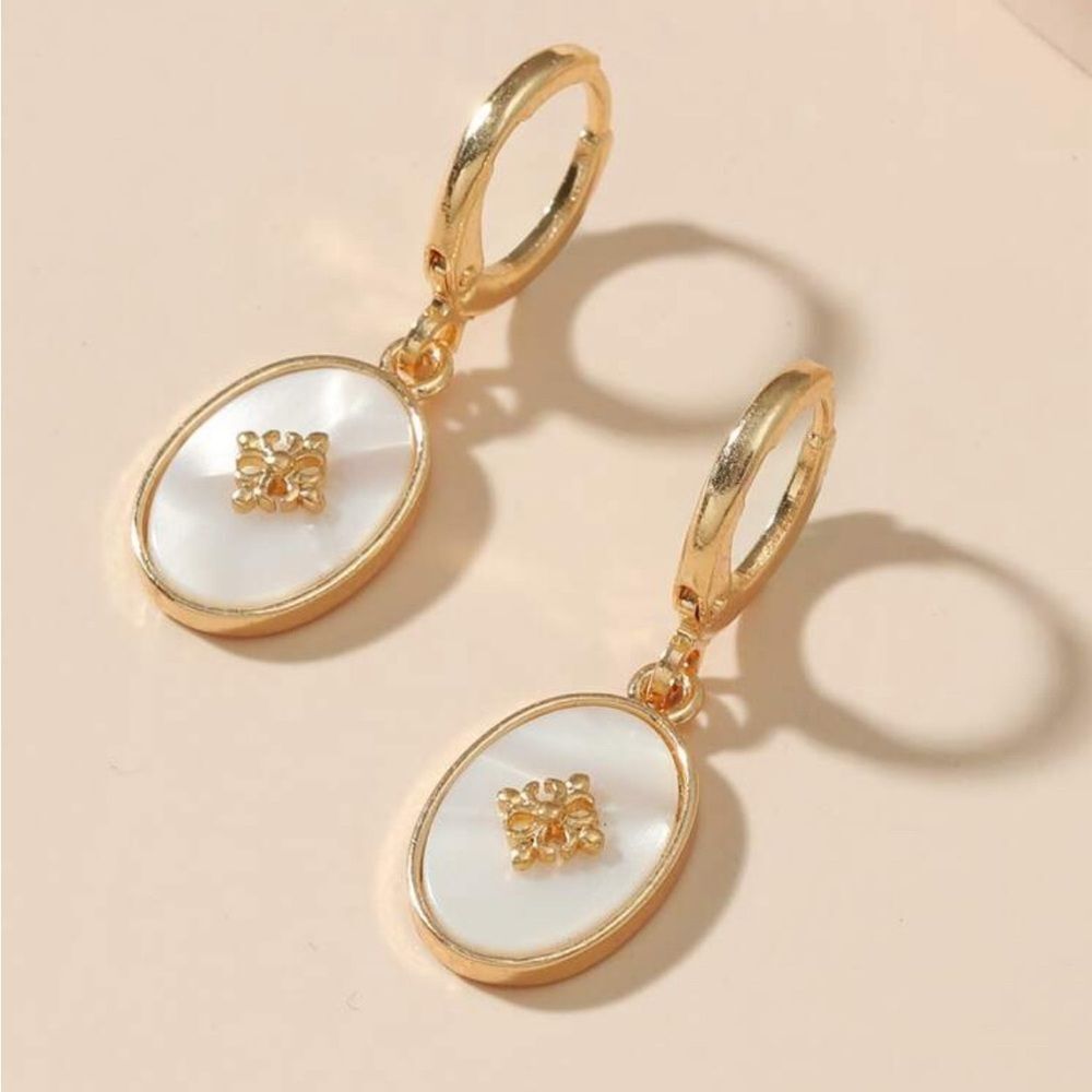 Elegant Gold and White Oval Earrings R21